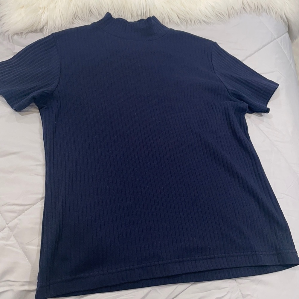 Sz med vintage 90’s goose neck turtle neck type. Make off disc price is added.